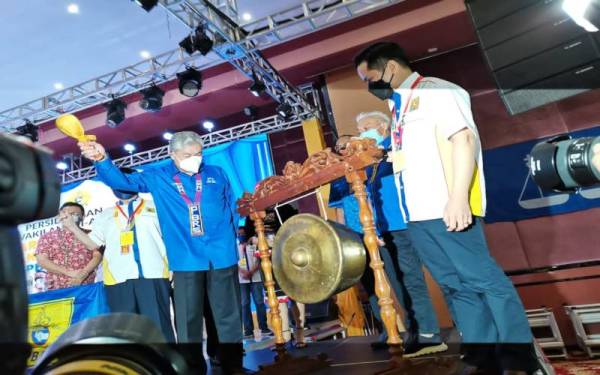 Ahmad Zahid diiringi Joseph dan Arthur ketika merasmikan Persidangan Perwakilan Tri-Annual kali ketiga PBRS di Dewan Hakka, Likas, Kota Kinabalu pada Sabtu.