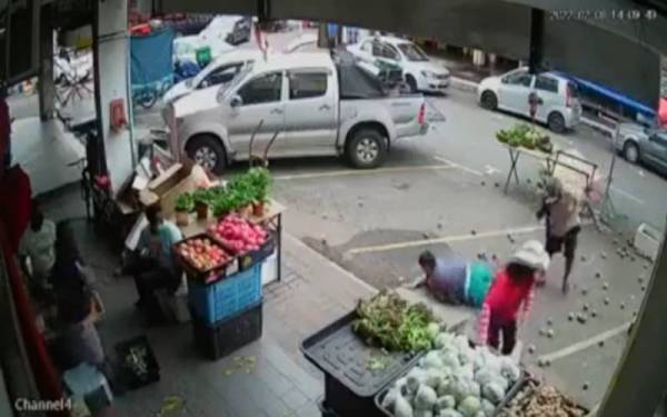 Tular video di media sosial memaparkan adegan tolak menolak antara seorang wanita dengan pasangan suami isteri di sebuah pasar pagi Taman Eng Ann pada Selasa lalu.