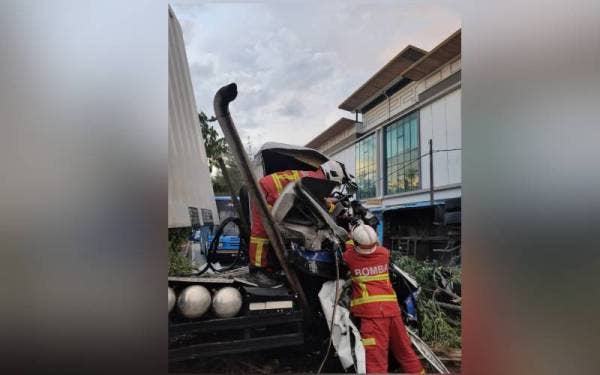 Anggota bomba sedang mengeluarkan mangsa yang tersepit dalam kejadian treler bertembung bas kilang berdekatan sebuah kilang di Jalan Perusahaan Perai, Perai pada petang Sabtu.