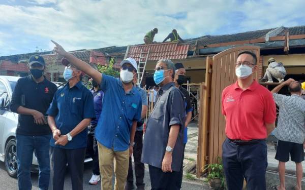 Rumaizi (dua dari kanan) meninjau kerja-kerja yang dilakukan MBI bersama Kinta Properties.