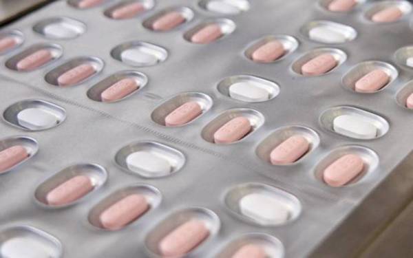 Pil Paxlovid, ubat Covid-19 keluaran Pfizer. - Foto AP
