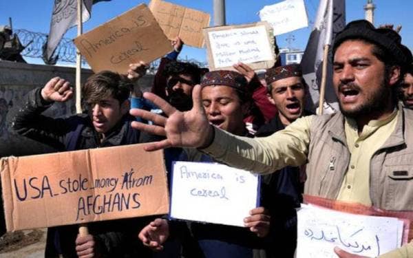 Warga Afghanistan mengadakan tunjuk perasaan mengutuk keputusan Presiden AS Joe Biden, di Kabul, Afghanistan. - Foto AP