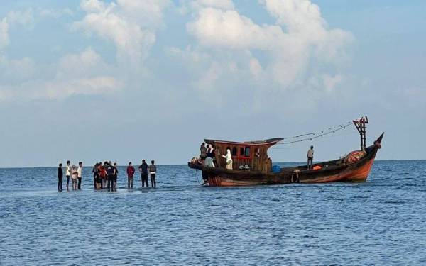Bot pom pom yang ditahan kerana menjalankan aktiviti penyeludupan migran pada Sabtu.