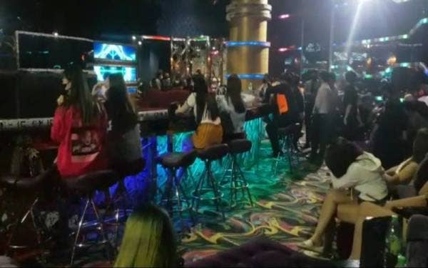 Antara pengunjung pusat hiburan karaoke mewah di Taman Miharja Cheras di sini dikompaun.