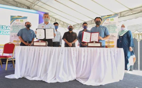 Ronald (tengah) menyaksikan Majlis Menandatangani MoU antara Mada dan Bernas yang disempurnakan oleh Pengurus Besar Mada, Kamarudin Dahuli dan Pengurus Besar Ladang Bernas, Norhisham Abdul Rahman di Alor Setar pada Ahad.