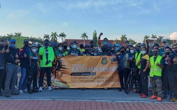 Seramai 70 peserta menyertai Kayuhan Reunion Sekolah Clifford di Dataran Pavillion Kuala Kangsar pada Ahad.