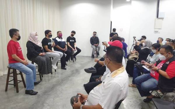 Syed Saddiq (depan, tengah) berucap semasa Kempen Jelajah Mendengar Sempena PRN Johor di Taman Eco Cascadia, Johor Bahru pada malam Ahad.