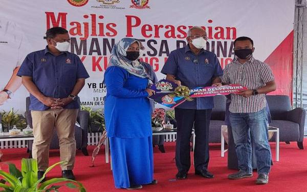 Mahdzir (dua dari kanan) pada Majlis Perasmian Taman Desa Pudina, PPK Kubang Kenyeng, Kuala Nerang pada Ahad.