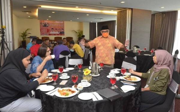 Mujahid menyantuni barisan pengamal media Perak sempena Majlis Pimpinan Pakatan Harapan bersama Media di Hotel Impiana di sini pada Ahad.