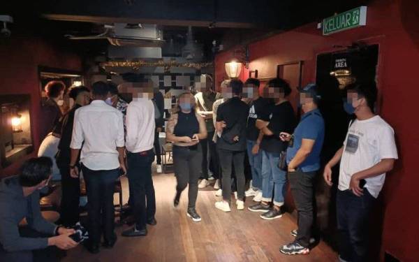 Seramai 81 individu termasuk dua penjaga premis dikompaun sebanyak RM81,000 dalam serbuan di sebuah pusat hiburan di Plaza Damansara, Jalan Medan Setia 1, Bukit Damansara pada Sabtu.