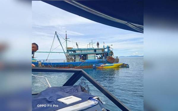 Pasukan bomba tiba di kapal berkenaan untuk operasi SAR.