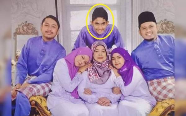 Normah (duduk, tengah) bersama lima anaknya, dan Muhammad Syaaban (berdiri tengah). - Foto Normah Ahmad