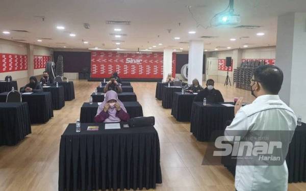 Haniza (duduk, tengah) mendengar penerangan daripada Rosmadi sebelum menjawab ujian psikometrik RBTag secara dalam talian bersama rakan media lain.