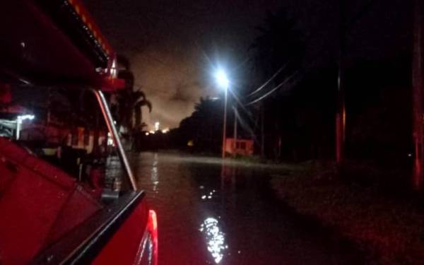 Pemantauan dilakukan oleh anggota bomba bagi memastikan tiada mangsa terperangkap. Foto: Bomba Perak