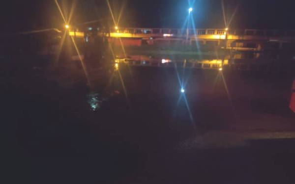 Paras air naik hingga mencecah 0.6 meter di kawasan sekitar sebuah kuil di Khantan pada malam Ahad. Foto: Bomba Perak