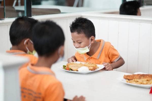 Kanak-kanak kurang bernasib baik disajikan dengan makan tengahari yang istimewa.