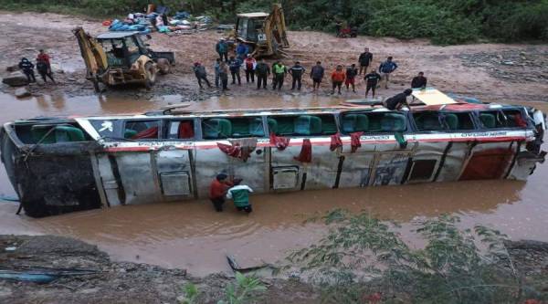 Sekurang-kurangnya empat orang maut manakala 22 lagi cedera selepas sebuah bas yang dinaiki terjunam ke dalam gaung awal pagi Ahad di Chuquisaca selatan Bolivia. Foto:Twitter