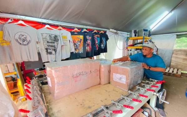 Mohd Idris kini menjalankan perniagaan di rumah.