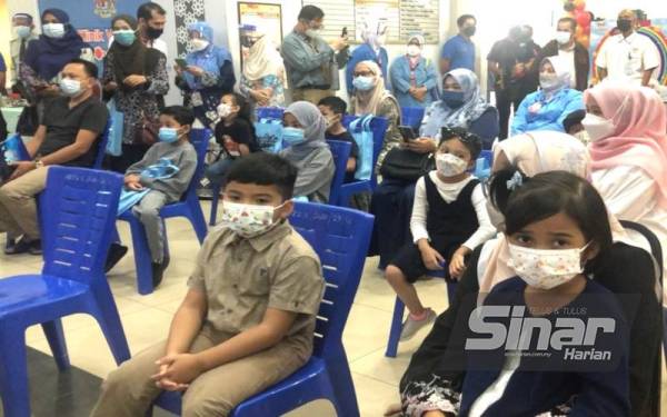 Kanak-kanak yang sedang menunggu giliran untuk mendapatkan suntikan vaksin jenis Pfizer pada PICKids di HRPZ II pada Isnin.