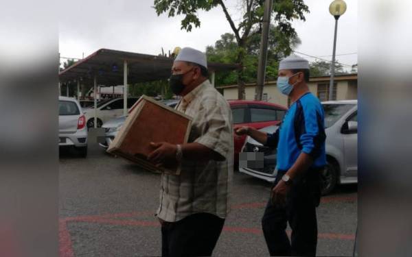 Kakitangan pejabat Agama Daerah Kemaman membawa keluar jenazah bayi dari Unit Forensik Hospital Kemaman untuk dikebumikan pada Isnin.