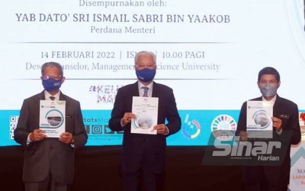 Ismail Sabri (tengah) Mustapa (kiri) dan Dr Mohd Uzir (kanan) menunjukkan Laporan Penemuan Utama Banci Malaysia 2020 yang diadakan di Management & Science University (MSU). - Foto Sinar Harian ROSLI TALIB