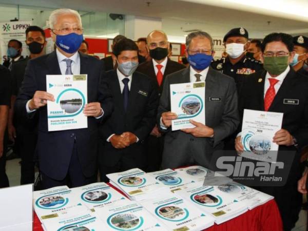 Depan dari kiri, Ismail Sabri; Mohd Uzir dan Mustapa menunjukkan Laporan Banci Malaysia 2020 ketika melawat reruai pameran sempena pelancaran laporan itu di MSU, Shah Alam pada Isnin. - Foto Sinar Harian ROSLI TALIB