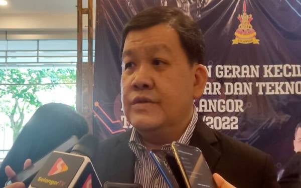 Loy Sian ketika sidang media selepas Majlis Peneyarahan Geran Kecil Alam Sekitar (GKAS) dan Teknologi Hijau Negeri (GKTH) Selangor di Bangunan Sultan Salahuddin Abdul Aziz Shah (SSAAS), di sini pada Isnin.