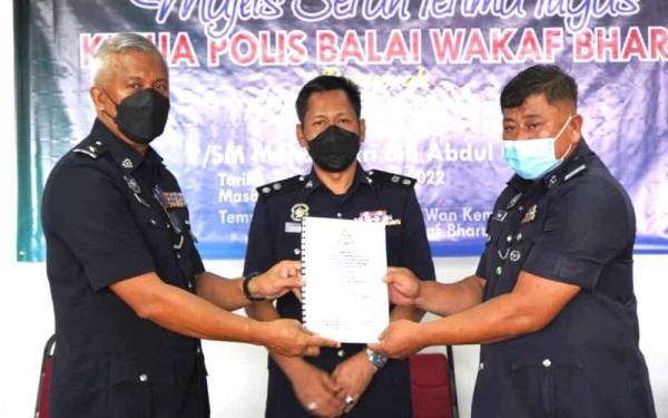 Majlis Serah Terima Tugas Jawatan Ketua Polis Balai Wakaf Bharu Tumpat antara Sub Inspektor Abd Halim Shafai (kiri) dan Sarjan Mejar Mohd Sakri Abdul Ghani (kanan) sambil disaksikan oleh Ketua Polis Daerah Tumpat, Superintendan Mohd Azmir Damiri di Balai Wakaf Bharu, di sini, pada Isnin.