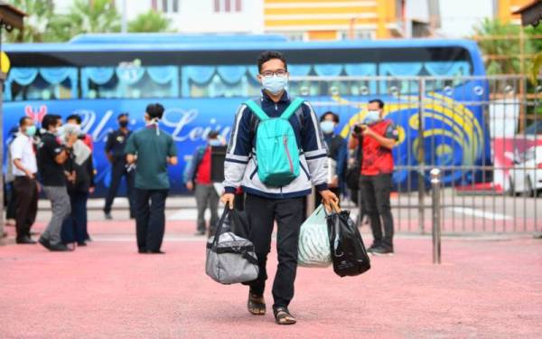 Seramai 5,410 daripada 11,436 pelajar UMK bagi sidang akademik 2021/2022 akan kembali mengikuti pengajian secara fizikal di kampus bermula 20 Mac depan.