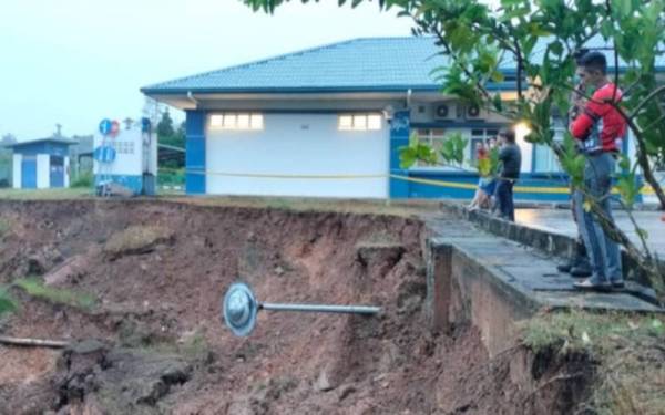 Keadaan kejadian tanah runtuh yang berlaku berhampiran di Balai Polis Tongod pada Ahad. - Foto Bomba