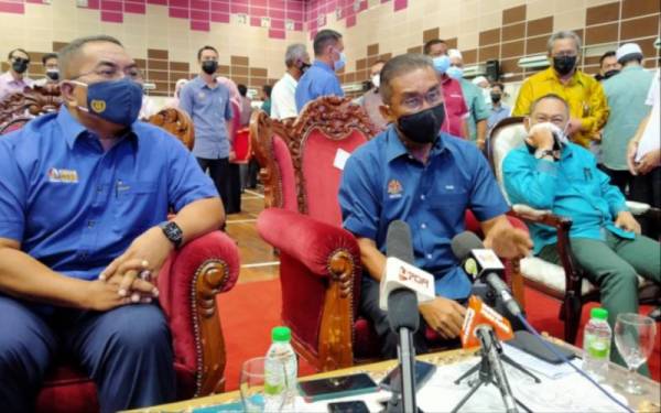Takiyuddin (tengah) bersama Muhamad Sanusi (kiri) dan Timbalan Menteri Sumber Manusia, Datuk Awang Hashim ketika Majlis Pelancaran Klinik Penyelesaian Tunggakan Kes Pusaka Peringkat Negeri Kedah di Dewan Al-Hana Sik pada Isnin.