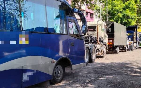 Kenderaan berat diletak dibahu jalan telah menyebabkan halangan.