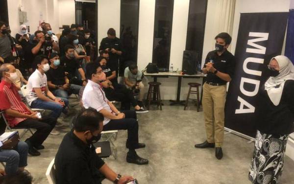 Syed Saddiq (berdiri, kiri) ketika mengumumkan Amira Aisya sebagai calon Muda bagi DUN Puteri Wangsa pada Isnin.