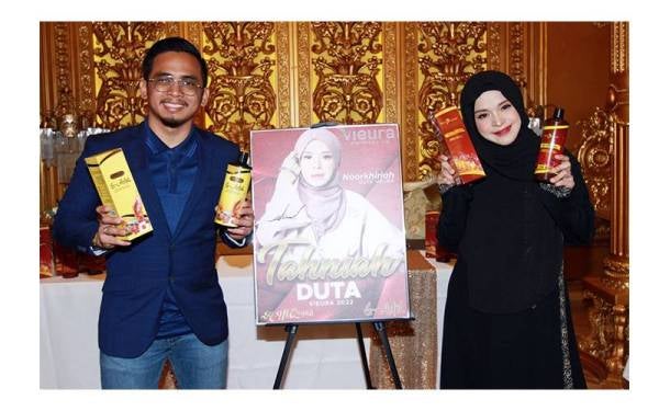 Ahmada (kiri) bersama Noorkhiriah (kanan) menunjukkan produk Vieura pada majlis memperkenalkan Duta Vieura yang diadakan di Kuala Lumpur pada Jumaat.