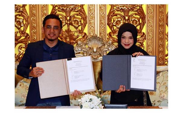 Ahmada bersama Noorkhiriah menandatangani kontrak pada majlis
memperkenalkan Duta Vieura yang diadakan di Kuala Lumpur pada Jumaat.