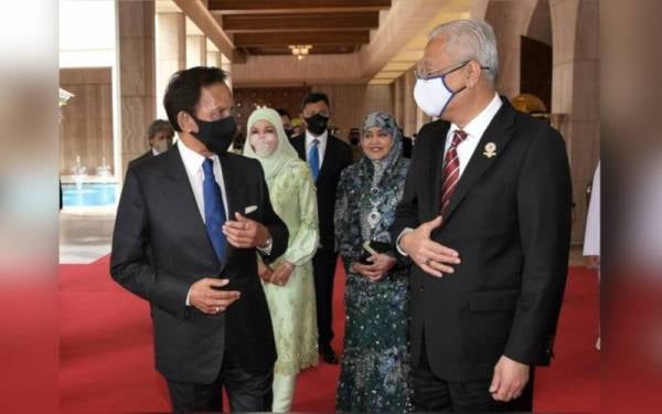 Sultan Hassanal Bolkiah (kiri) berkenan menyambut ketibaan Ismail Sabri dan isteri di Istana Nurul Iman pada Selasa. - Foto Bernama