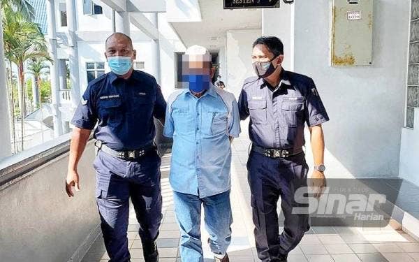 Mohd Raba’ai (tengah) didakwa di Mahkamah Majistret di sini, pada Selasa kerana cabul wanita.