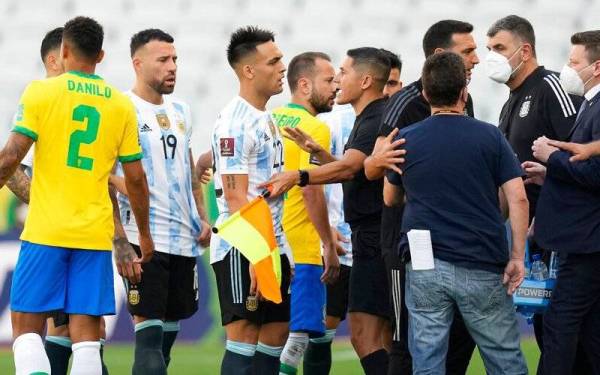 Perlawanan kelayakan piala dunia antara Brazil dan Argentina ditangguhkan selepas diganggu oleh pegawai kesihatan. - Foto AFP