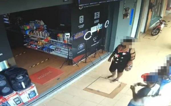 Kelibat tiga lelaki yang mencuri pembesar suara di Bandar Melawati di sini dalam kejadian pada 9 Februari lalu.