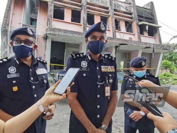 Suresh Kumar (tengah) ketika ditemui pemberita di lokasi kejadian di sebuah bangunan terbiar di Simpang Kuala, pada Selasa.