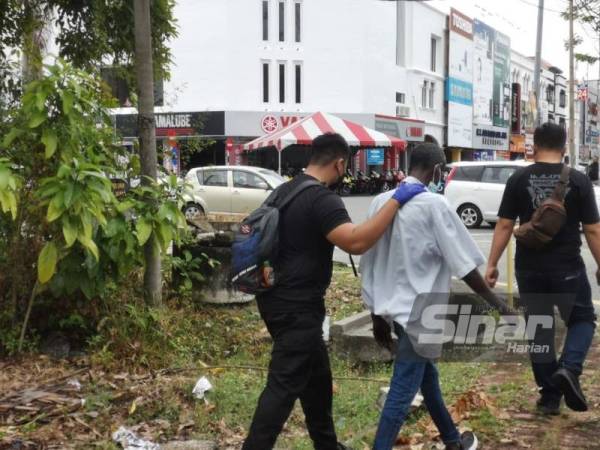 Seorang lelaki ditahan bagi membantu siasatan kes pembunuhan di bangunan terbiar di Simpang Kuala, pada Selasa.