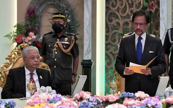 Sultan Hassanal berkenan bertitah pada Majlis Persantapan sempena lawatan rasmi Perdana Menteri, Datuk Seri Ismail Sabri Yaakob di Istana Nurul Iman pada Selasa. - Foto Bernama