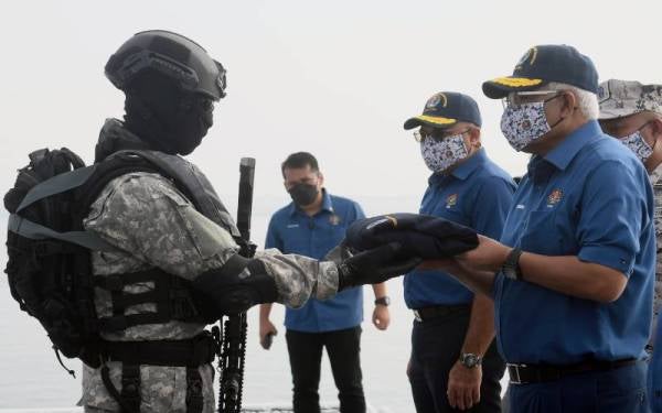 Hamzah (kanan) menyempurnakan gimik perasmian Majlis Sambutan Hari Ulang Tahun ke-17 (HUT17) Agensi Penguatkuasaan Maritim Malaysia di Pusat Hidrografi Nasional Pelabuhan Klang pada Selasa. - Foto Bernama