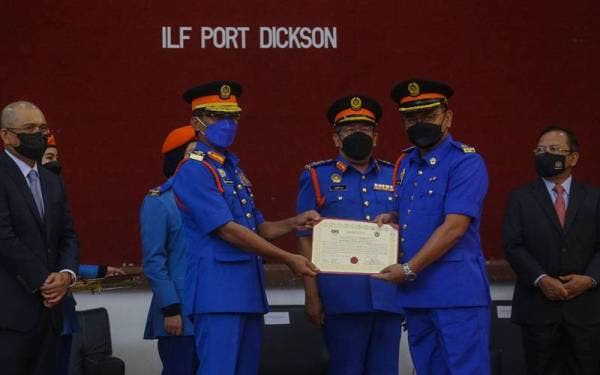 Abd Latiff (tengah) menyaksikan Aminurrahim (dua dari kiri) menyampaikan Watikah Pelantikan Pegawai Bersekutu APM kepada penerima.