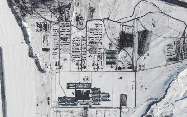 Imej satelit dikeluarkan Maxar Technologies menunjukkan kedudukan pasukan tempur Rusia di Soloti, daerah Valuysky pada Ahad lalu. - Foto AFP