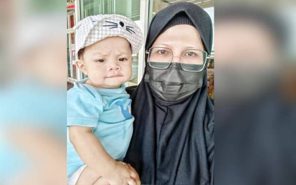 Nuraini bersama Muhammad Aus Daniel yang menghidap penyakit hati.