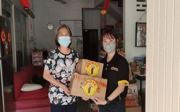 Wakil Pertubuhan Kanak-Kanak, Angel Belinda Chew (kiri) menerima sumbangan MR D.I.Y yang diwakili Jyvin Khor (kanan).