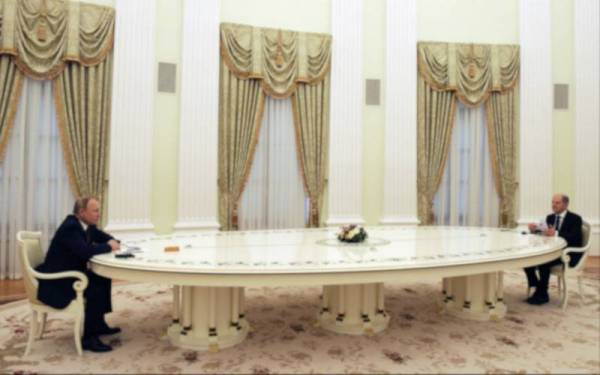 Putin (kiri) ketika mengadakan rundingan bersama Scholz di Kremlin pada Selasa. - Foto AFP