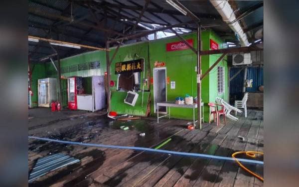 Seorang lelaki ditemukan maut dalam kebakaran sebuah pejabat di Hutan Melintang pada Rabu. Foto ihsan Bomba Perak