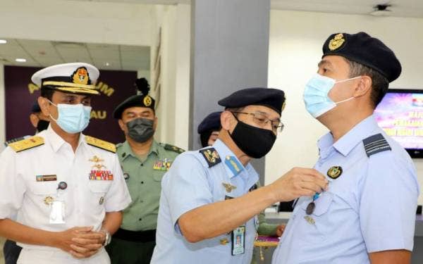 Yazid memakaikan pingat PNBB kepada salah seorang penerima pada majlis pemakaian pingat itu di Markas Angkatan Bersama Kuantan pada Rabu.